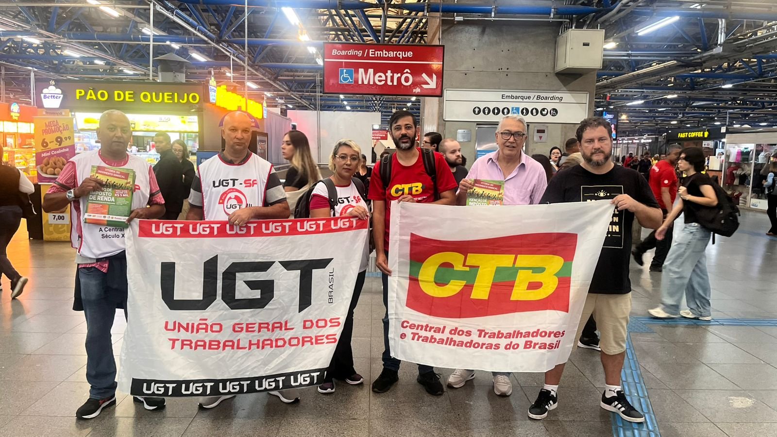 Ativistas da UGT e CTB fazendo panfletagem na estação Barra Fundo do Metro
