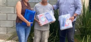 Químicos de Itapetininga entregam kits escolares a associados