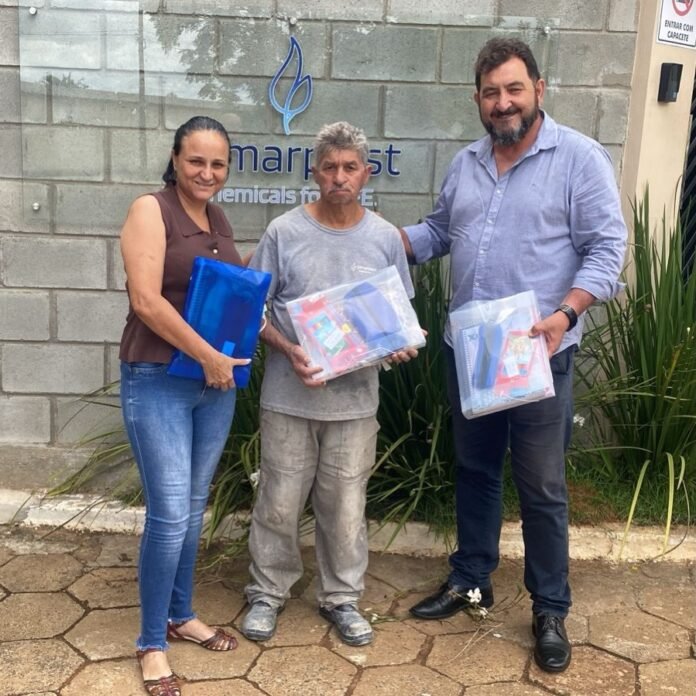 Químicos de Itapetininga entregam kits escolares a associados