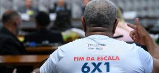 Debates sobre redução da jornada semanal sem corte no salário da CDH na Comissão de Direitos Humanos e Legislação Participativa, outubro de 2025. Em destaque, camiseta "Fim da escala 6x1 - Metalúrgicos da CUT". Foto: Agência Senado