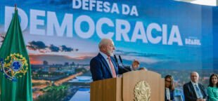As eleições de 2026 trazem um plebiscito crucial sobre os legados do lulismo e a ameaça do bolsonarismo à democracia brasileira. Presidente da República, Luiz Inácio Lula da Silva, durante a Cerimônia em Defesa da Democracia, no Palácio do Planalto. Brasília, 8/1/2026. Ricardo Stuckert / PR