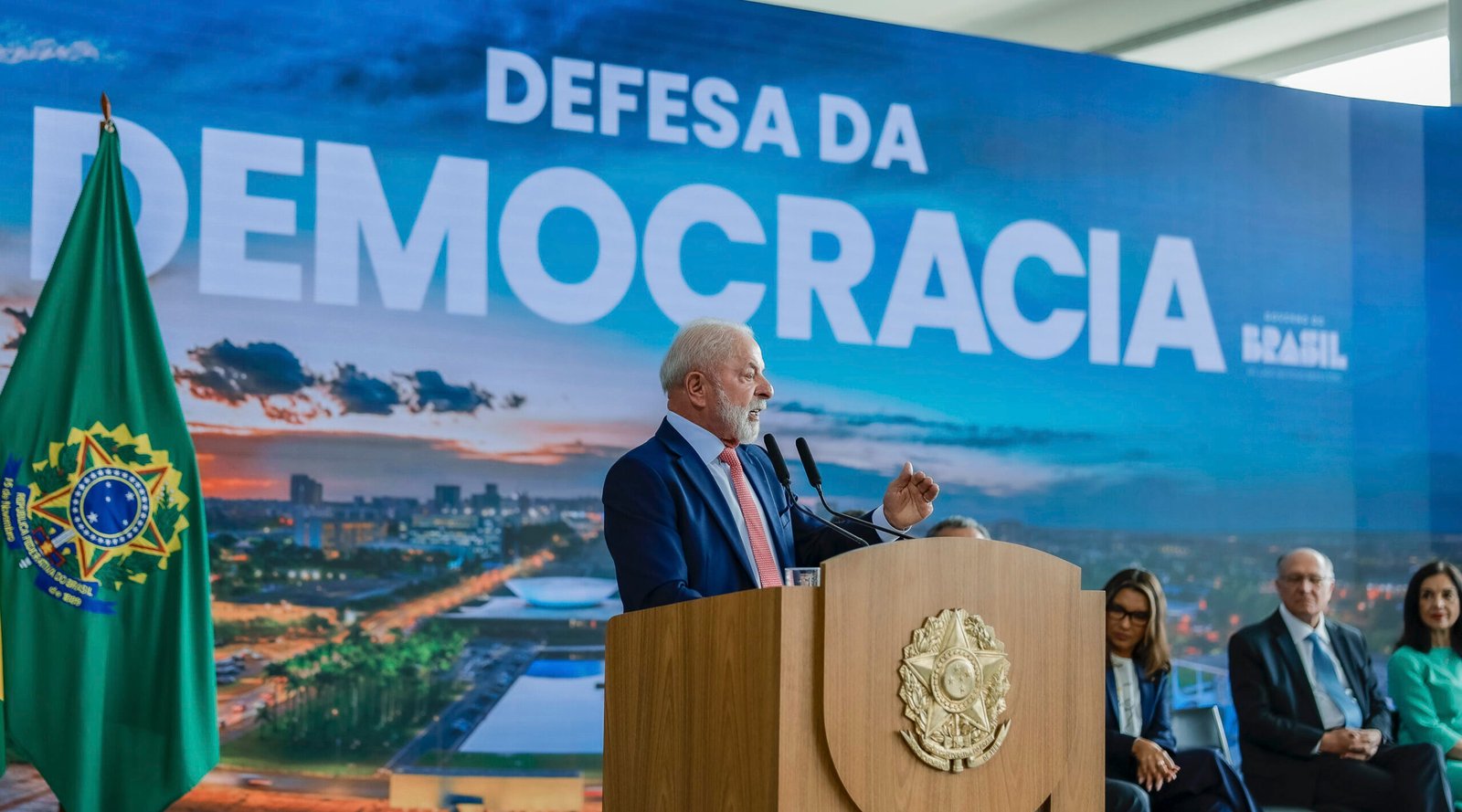 As eleições de 2026 trazem um plebiscito crucial sobre os legados do lulismo e a ameaça do bolsonarismo à democracia brasileira.