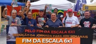 Ato pela redução da jornada de trabalho mobiliza centrais sindicais na Esquina Democrática, em Porto Alegre.