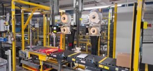 A inteligência artificial e a robótica ameaçam empregos e a democracia nos Estados Unidos. Foto: áquina SLAM (escanear, etiquetar, aplicar, gerar manifesto) no centro de distribuição da Amazon em Swindon. Wikipedia