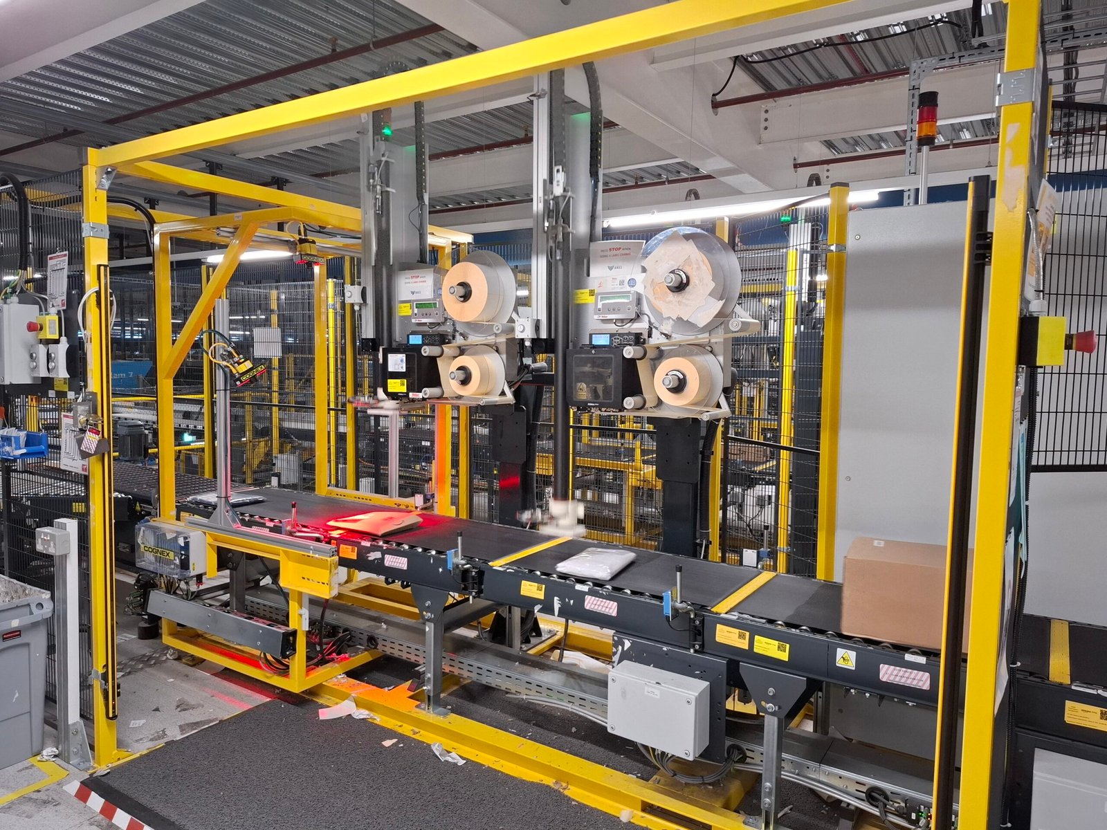 A inteligência artificial e a robótica ameaçam empregos e a democracia nos Estados Unidos. Foto: áquina SLAM (escanear, etiquetar, aplicar, gerar manifesto) no centro de distribuição da Amazon em Swindon. Wikipedia