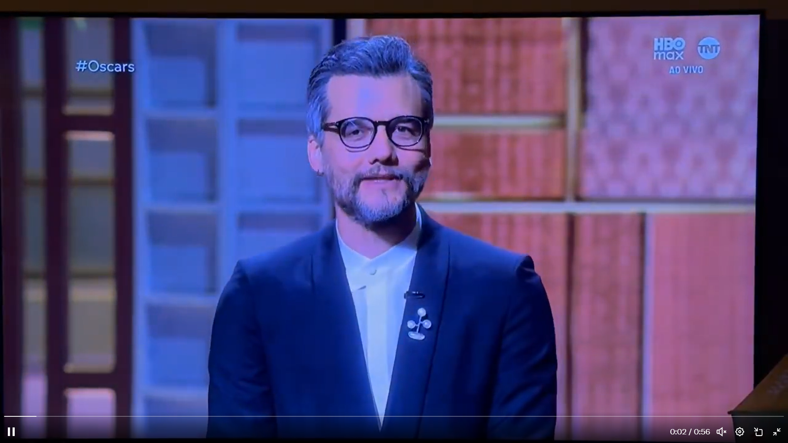 Wagner Moura apresenta, ao lado de outros atores, o prêmio de melhor seleção de elenco