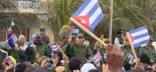 Havana, Cuba, 16 de janeiro de 2026. O presidente cubano Miguel Díaz-Canel e outras autoridades acenam para os manifestantes que marcham em frente à embaixada dos EUA. | Daniel Delgado/People’s World