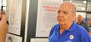 Miguel Torres na exposição sobre a história do Sindicato dos Metalúrgicos de São Paulo. Atrás, um painel com foto de Manoel Fiel Filho
