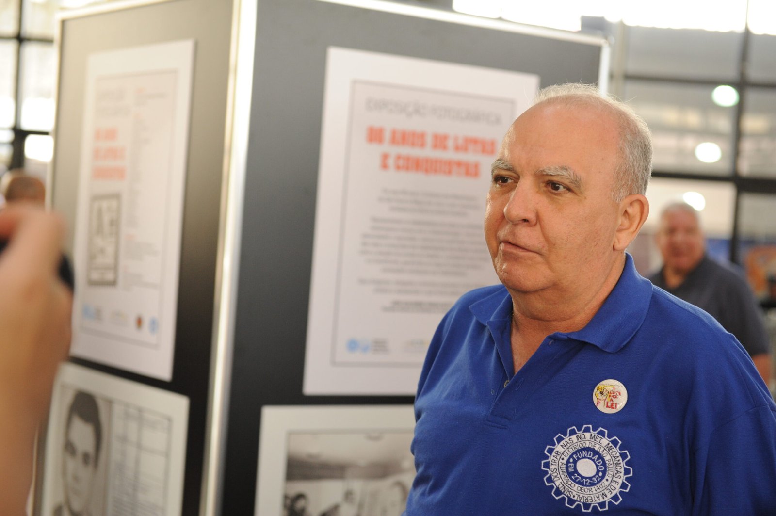 Miguel Torres na exposição sobre a história do Sindicato dos Metalúrgicos de São Paulo. Atrás, um painel com foto de Manoel Fiel Filho