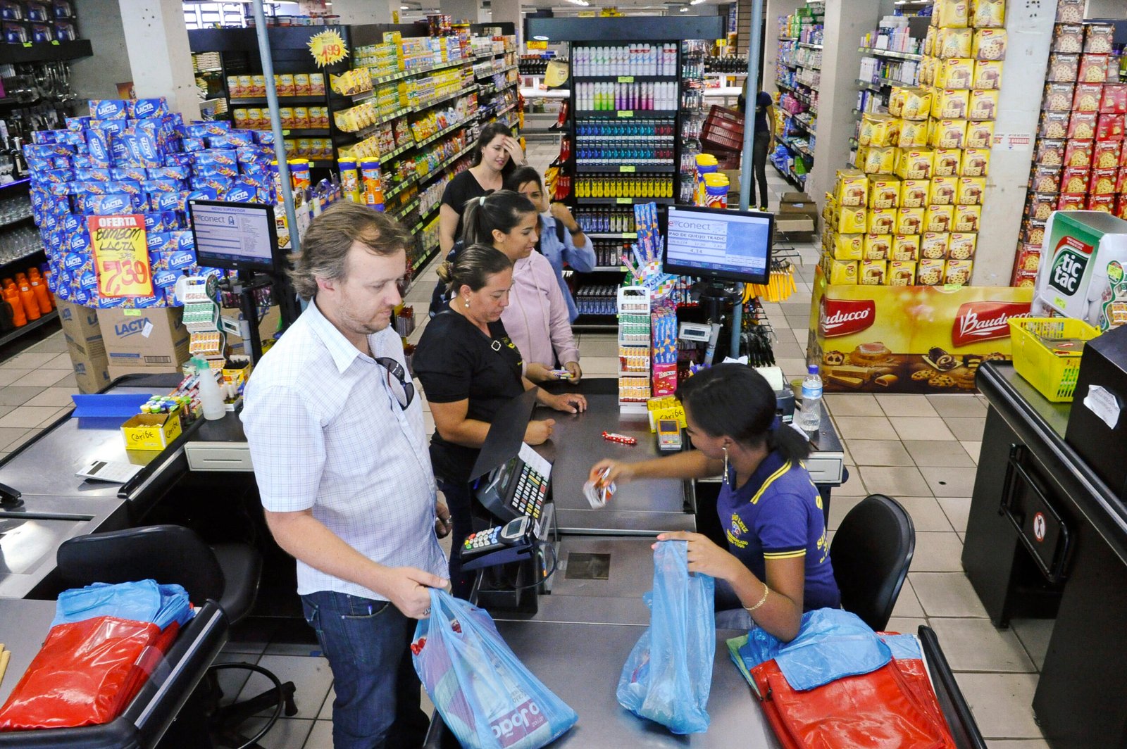 Jornadas extenuantes, como as de operadores de caixa de supermercado, impactam a saúde física e mental dos trabalhadores, especialmente mulheres e negros. Foto: Edilson Rodrigues/Agência Senado