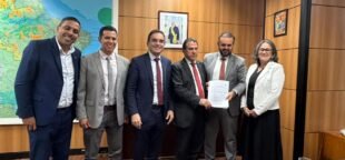 Comitiva do SinSaúde SP, liderada por Jefferson Caproni, entre proposta de Biosseguridade para ministro