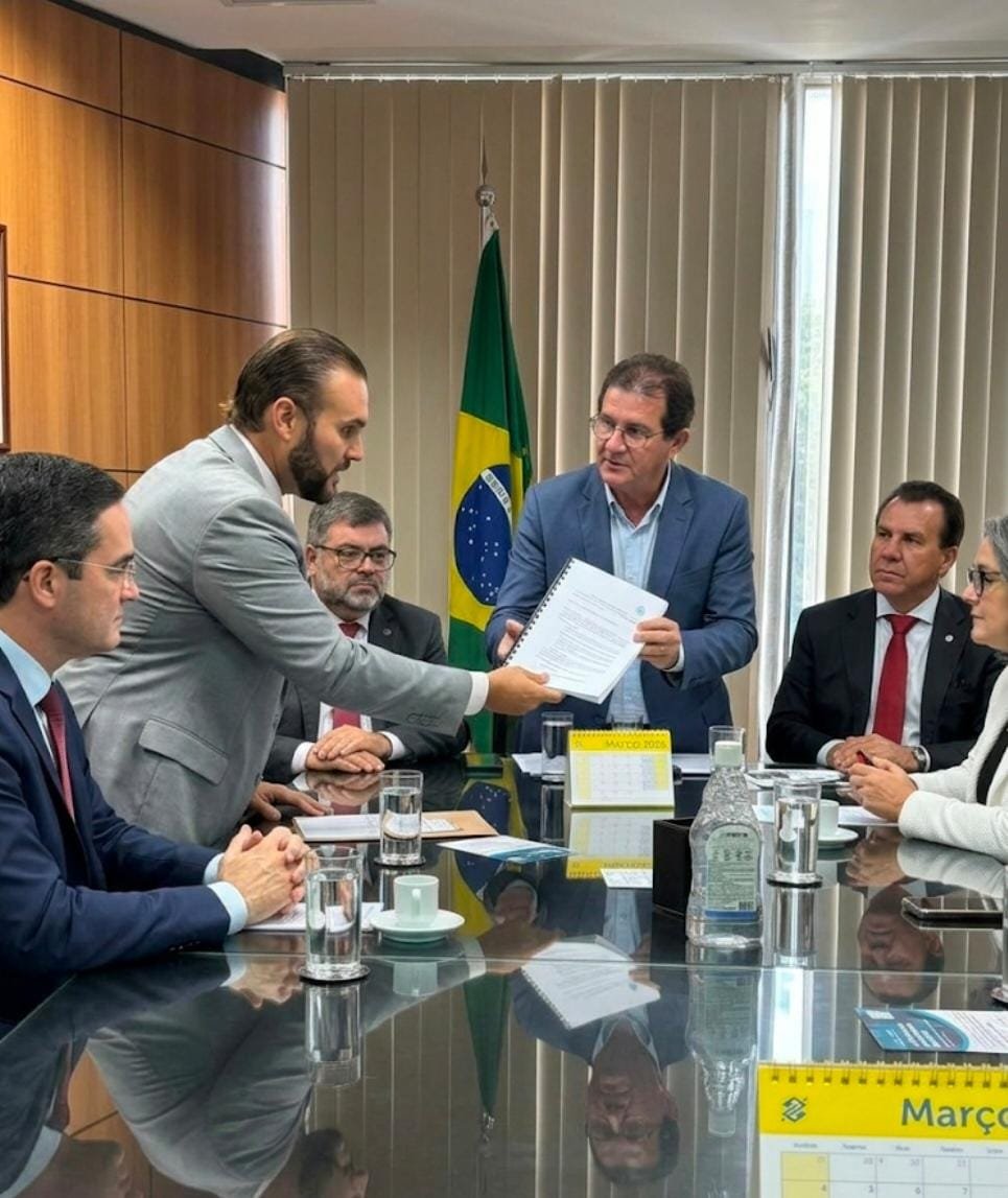 Comitiva do SinSaúde SP, liderada por Jefferson Caproni, entre proposta de Biosseguridade para ministro