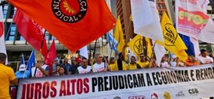 Centrais protestam contra juros altos diante do Banco Central