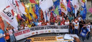 Centrais protestam contra juros altos diante do Banco Central