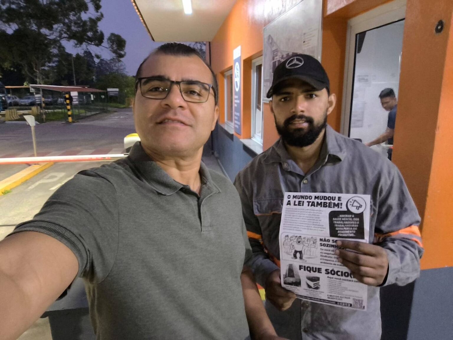 Messias na Arcelomittal com informativo sobre Saúde Mental no trabalho