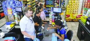 Jornadas extenuantes, como as de operadores de caixa de supermercado, impactam a saúde física e mental dos trabalhadores, especialmente mulheres e negros. Foto: Edilson Rodrigues/Agência Senado