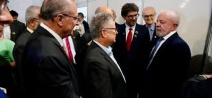Químicos dialogam com presidente Lula: Sérgio Leite, da Fequimfar, com Lula e Alckmin.