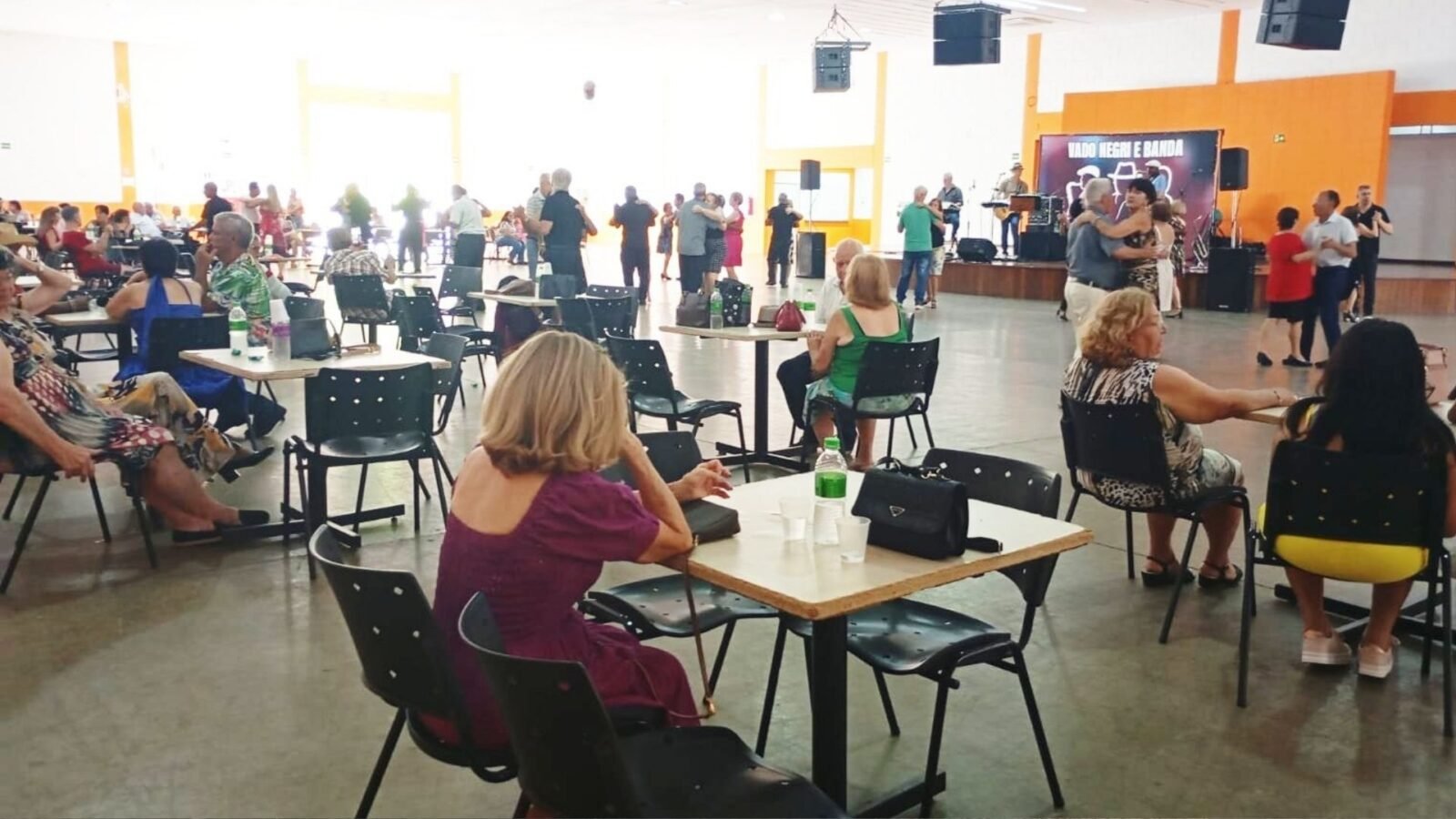 Baile do Sindnapi em Americana reúne aposentados e pensionistas, fortalece convivência, lazer e bem-estar com música, dança e integração social