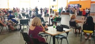 Baile do Sindnapi em Americana reúne aposentados e pensionistas, fortalece convivência, lazer e bem-estar com música, dança e integração social