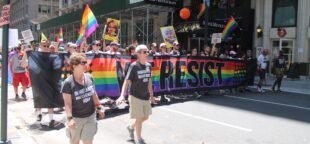O movimento LGBTQ ganha força nas eleições de 2026, buscando defender e garantir seus direitos no Congresso. Na imagem, ACT-UP e RISE & RESIST participam da 47ª Parada do Orgulho Gay, em Nova York, NY, 2017. Foto de Elvert Barnes Photography.