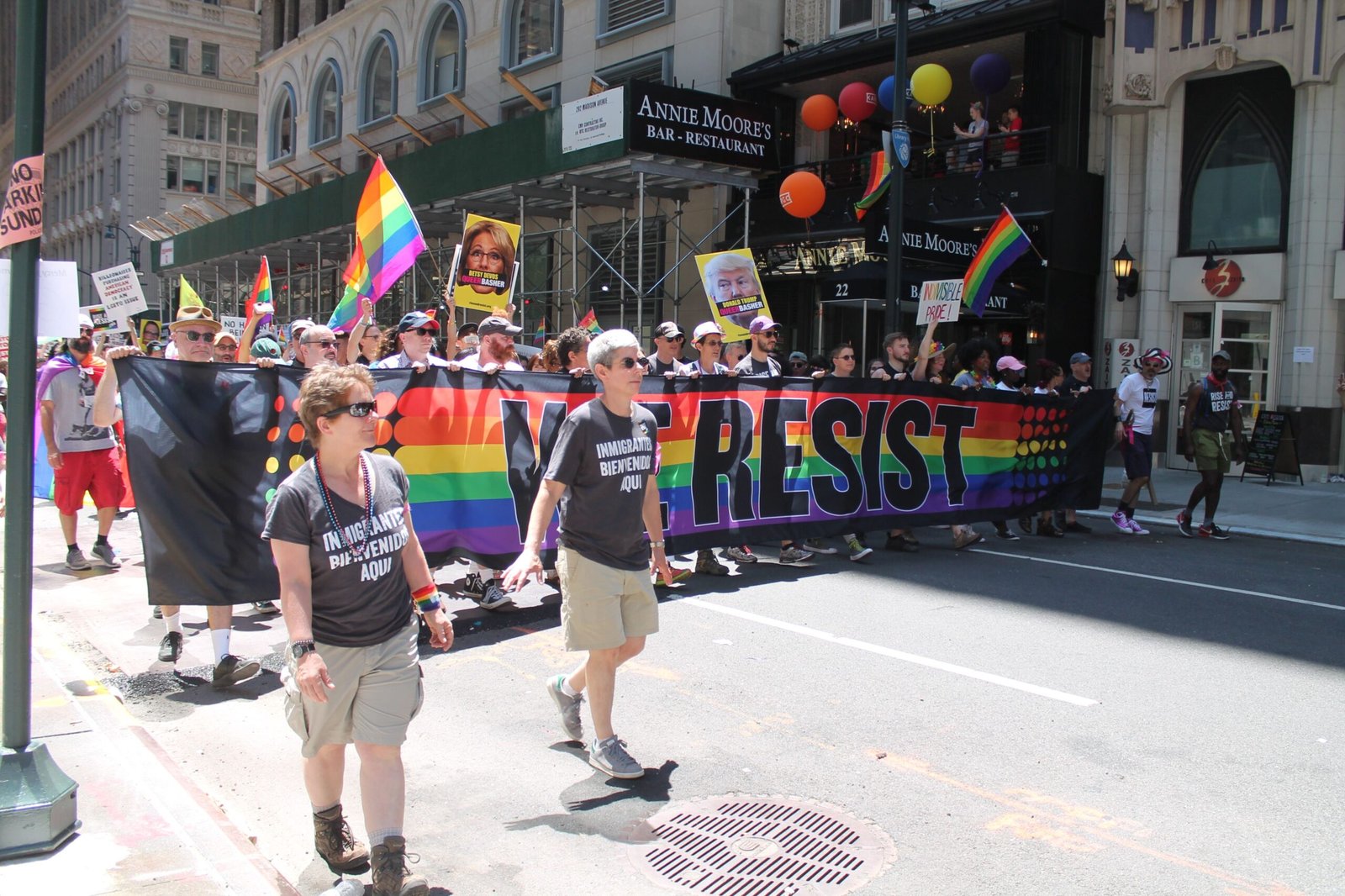 O movimento LGBTQ ganha força nas eleições de 2026, buscando defender e garantir seus direitos no Congresso. Na imagem, ACT-UP e RISE & RESIST participam da 47ª Parada do Orgulho Gay, em Nova York, NY, 2017. Foto de Elvert Barnes Photography.