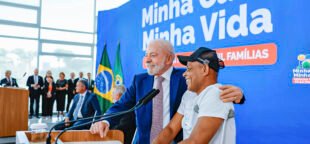 Entenda os debates sobre projetos de País que moldarão a eleição presidencial de 2026 e a disputa entre Lula e Bolsonaro. Foto: Lula na Cerimônia de entrega simultânea de unidades habitacionais do Minha Casa, Minha Vida em 24 de março de 2026. Ricardo Stuckert / PR