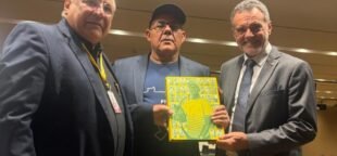 Arraes e Eusébio Luís Pinto Neto se reúnem com deputado para discutir a defesa dos frentistas e a valorização dos trabalhadores do setor.