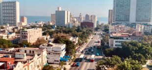 Avenida 23 em Havana, Cuba. Foto de 4 de março de 2019, Tacorontey
