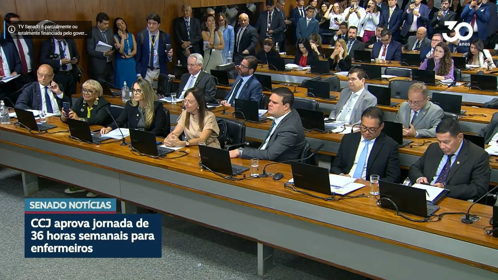 A PEC 19 está causando discussão ao estabelecer uma jornada de 36 horas para profissionais de enfermagem. Descubra mais.