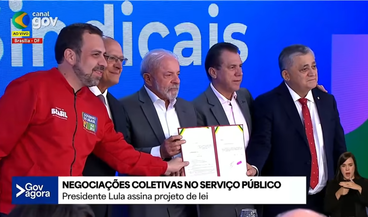 assinatura do projeto que regulamenta a negociação coletiva no setor público