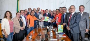 Centrais entregam pauta a Hugo Motta na Câmara