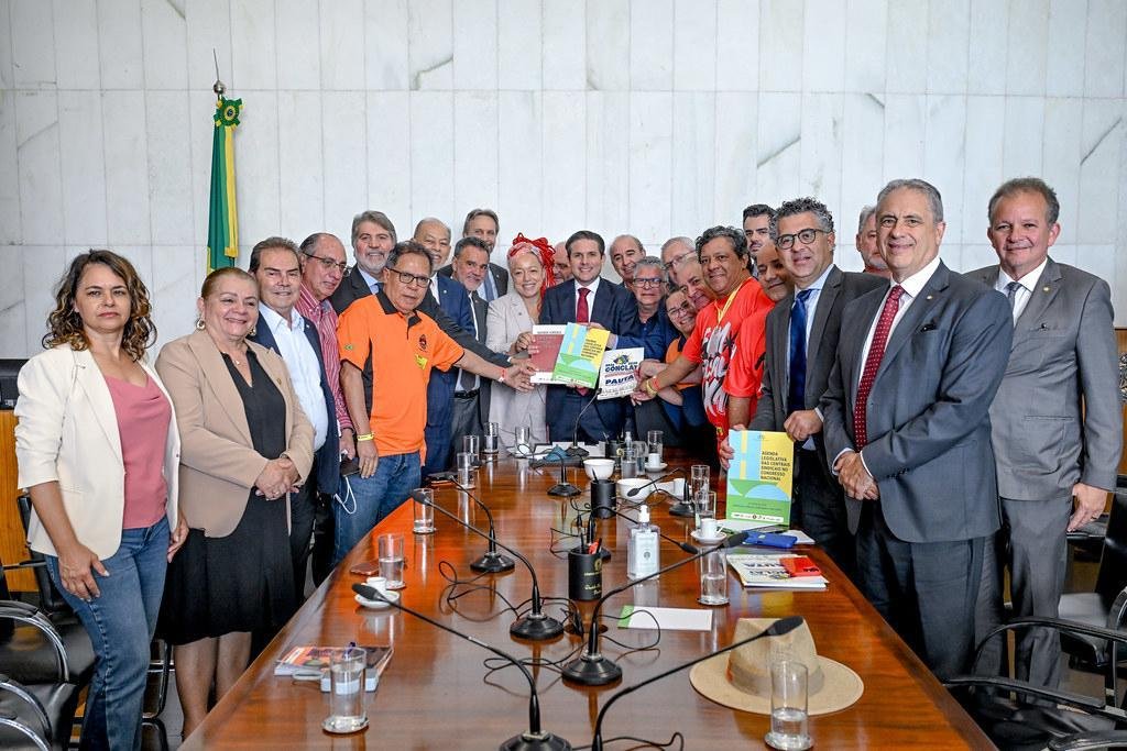 Centrais entregam pauta a Hugo Motta na Câmara