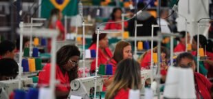 Reduzir a jornada de trabalho pode ser viável economicamente no Brasil, sem impactar negativamente as empresas. Foto: Marcelo Camargo/Agência Brasil