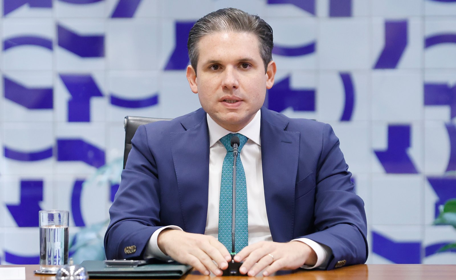 O fim da escala 6x1 não terá urgência constitucional, diz Hugo Motta. Entenda como a PEC está avançando na Câmara dos Deputados.