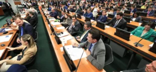 CCJ da Câmara retoma análise do fim da escala 6x1 nesta quarta