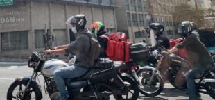 Regulação expõe desafios dos entregadores de aplicativos. Foto: entregadores na Rua da Consolação, durante a pandemia, em São Paulo — período que evidenciou a precarização e a centralidade desse tipo de trabalho.