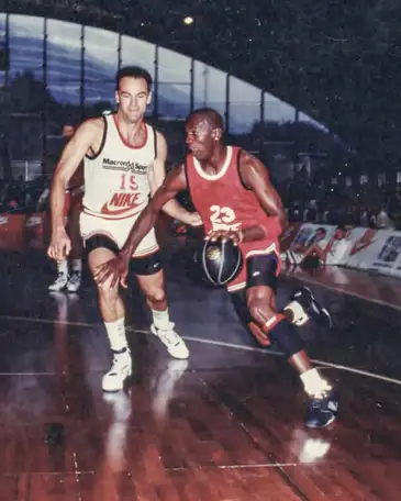 Na foto Oscar Schmidt e outra lenda do basquete, Michael Jordan