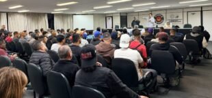 Trabalhadores da Linha Viva discutem melhorias salariais e valorização profissional em reunião importante no Sindicato dos Eletricitários.