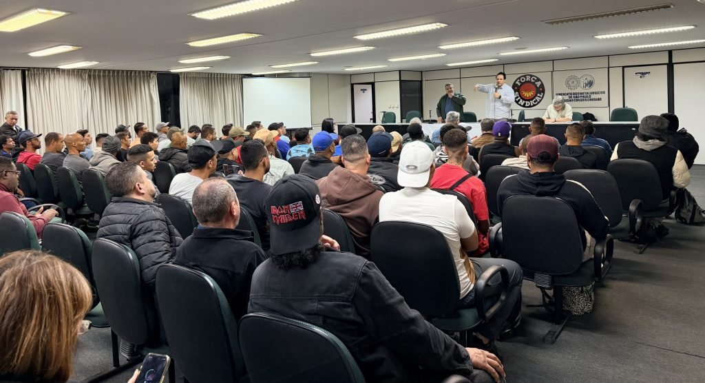 Trabalhadores da Linha Viva discutem melhorias salariais e valorização profissional em reunião importante no Sindicato dos Eletricitários.