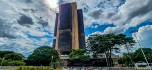 Juros pressionam a dívida mais que gastos públicos, dizem economistas