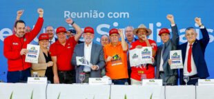 Centrais sindicais entregam Pauta da Classe Trabalhadora para o presidente Lula no dia 15 de abril de 2026. Foto: Ricardo Stuckert / PR
