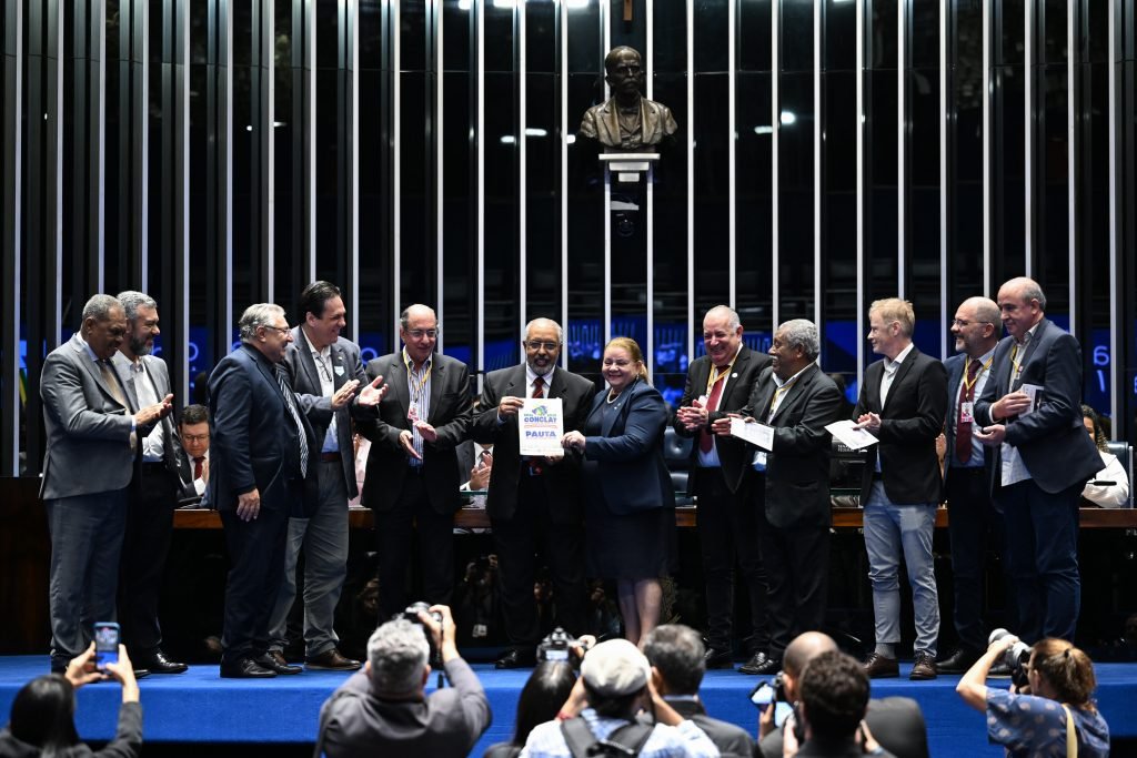 O senador Paulo Paim recebe a Pauta da Classe Trabalhadora dos representantes das Centrais Sindicais