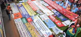 Centrais sindicais intensificam articulação na Câmara para defender o fim da escala 6x1 e enfrentar a pressão empresarial. Foto: Marcha das Centrais em 15 de abril de 2026. Crédito: Sintrabor.