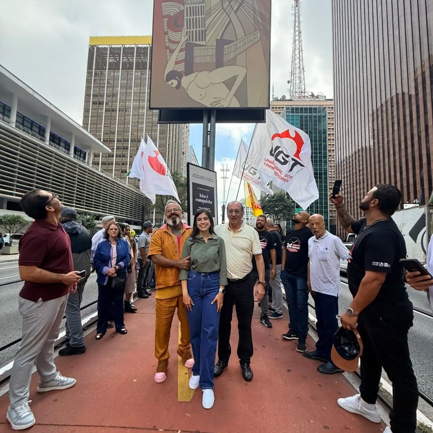 A Exposição UGT da Paulista celebra a classe trabalhadora com 30 painéis artísticos. 