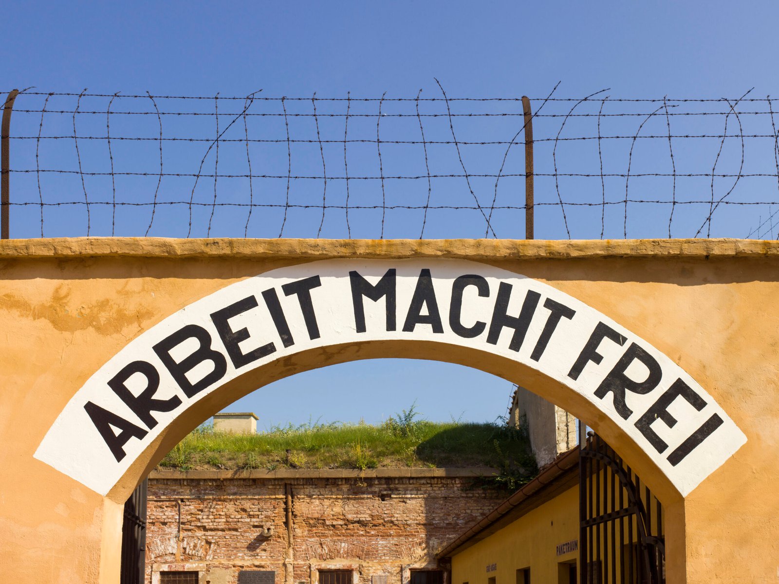 Campo de concentração de Theresienstadt, na República Tcheca, com a frase "Arbeit macht frei", ou "O trabalho liberta". Foto: Andrew Shiva / Wikipedia