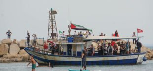 O ataque à flotilha se torna um símbolo da impunidade de Israel nas relações internacionais e direitos humanos. Foto: Centenas de tunisianos se reuniram em Sidi Bou Said, próximo a Túnis, para recepcionar a Flotilha Global Sumud. 7 de setembro de 2025 | Brahim Guedich