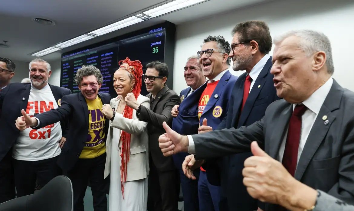 A comissão especial da Câmara dos Deputados aprovou nesta quarta-feira (27) por 34 votos favoráveis e quatro contrários o relatório do deputado Leo Prates (Republicanos-BA) sobre a proposta de Emenda à Constituição (PEC) 221/19 que acaba com a escala de trabalho 6X1.
