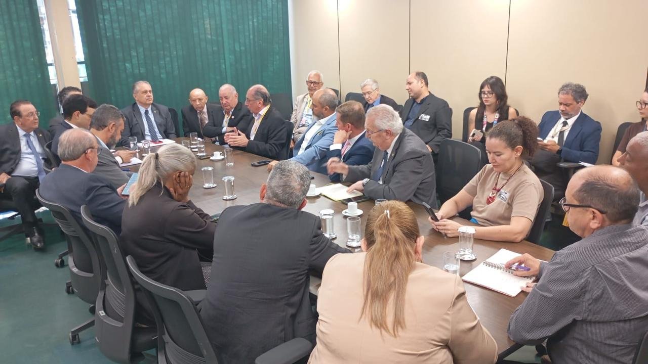 reforça luta pelo fim da escala 6x1 em reunião com governo e parlamentares
