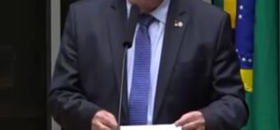 Deputado Luiz Carlos Motta destaca a importância do 1º de Maio dos Comerciários em discurso emocionante.