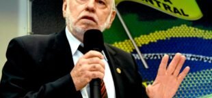 Artur Bueno de Camargo na Câmara de Limeira, onde discute a redução da jornada sem redução de salários.